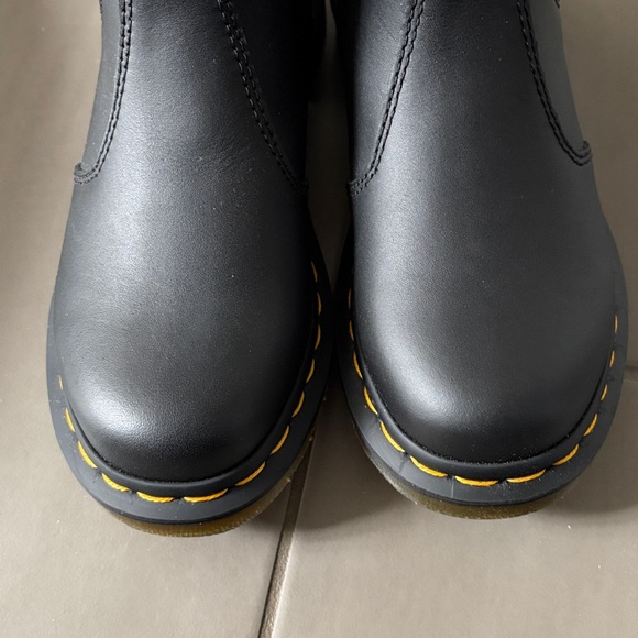 Dr. Martens
2976 YELLOW STITCH SMOOTH LEATHER CHELSEA BOOTS - Picture 10 of 10